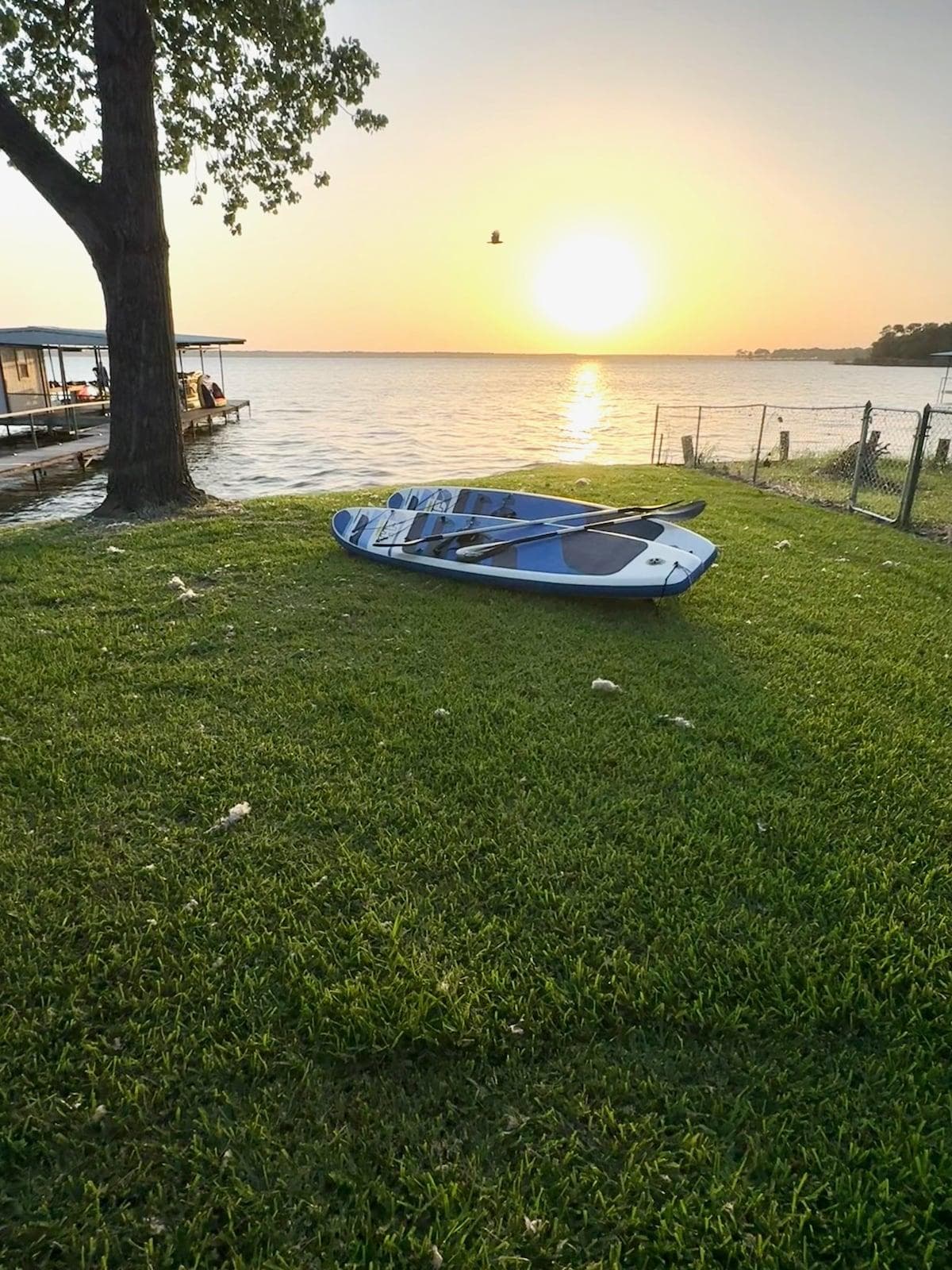 2 paddle boards and 1 kayak to explore the lake.
